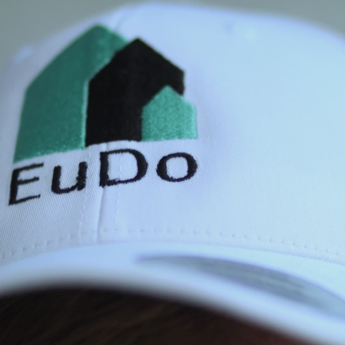 EuDo Cap mit Logo-Stickerei im Einsatz