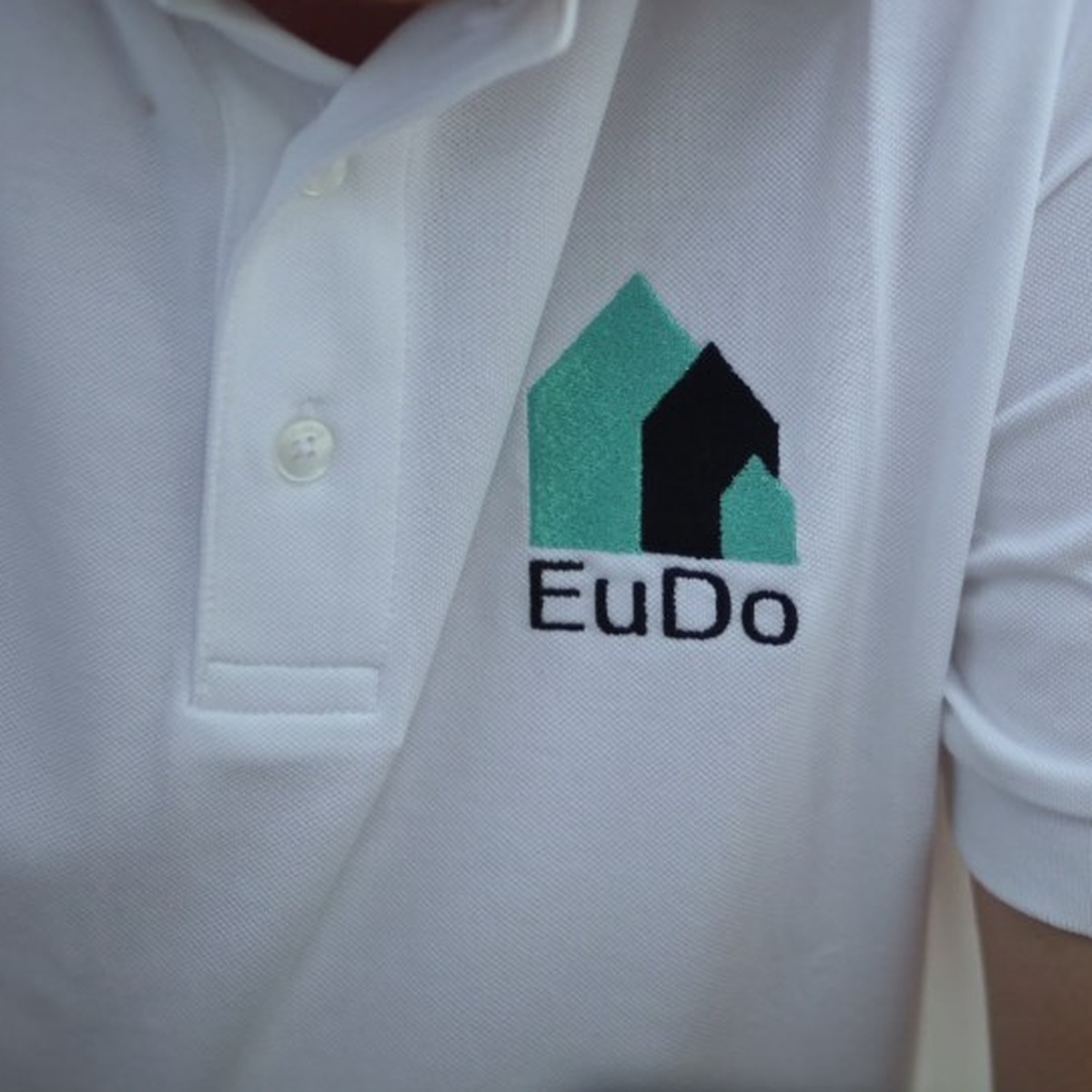 EuDo Projektbau Firmenkleidung – Poloshirt mit Logo-Stickerei
