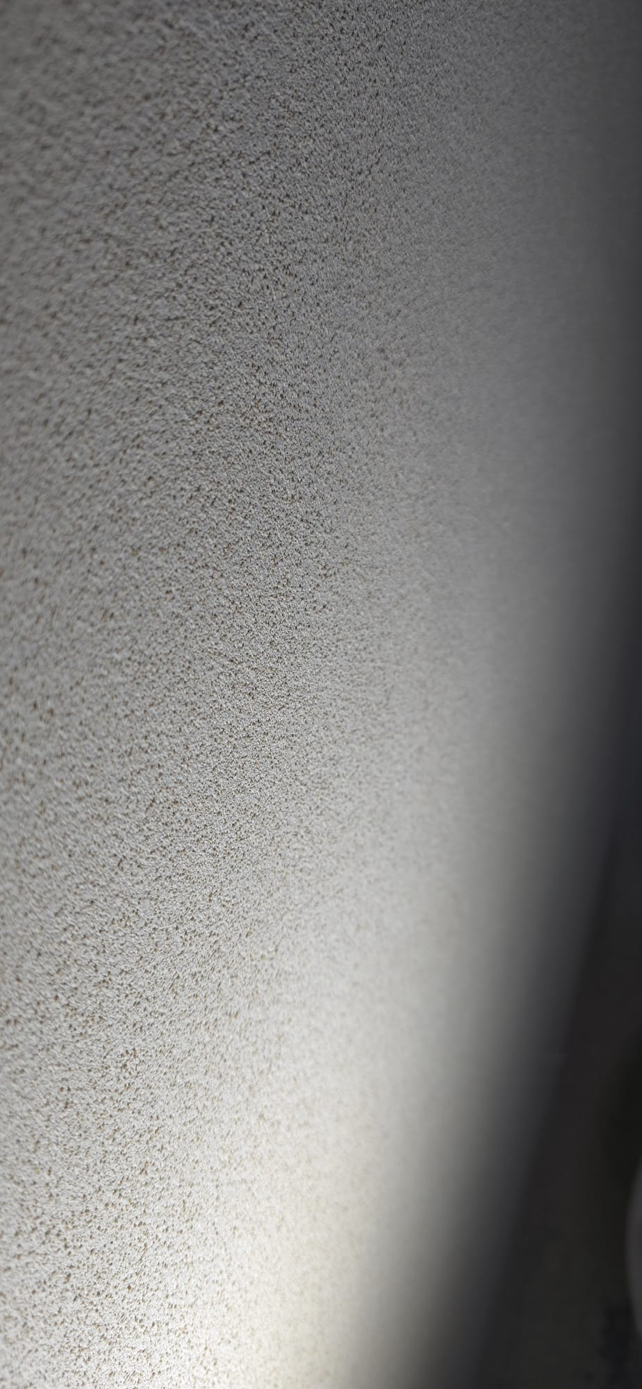 Hochwertige Wandbeschichtung im Streiflicht